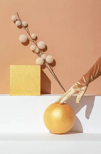 Herfst Minimalistische Scène Hand Gouden Handschoenen Decor Kubus Bal Droge — Stockfoto