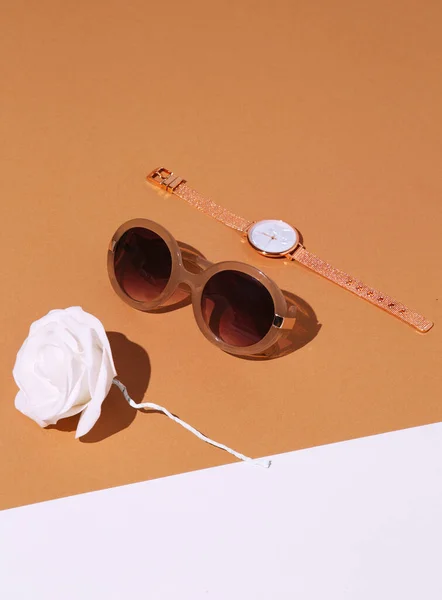 Minimal Mode Stillleben Szene Trendy Accessoires Retro Sonnenbrille Und Armbanduhr — Stockfoto