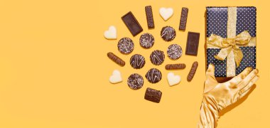 Çikolatalı kurabiye karışımı ve hediye kutusu. En az sanat eseri. Tatil zamanı, kış Noel kutlaması, parti zamanı, mevcut konsept. Düz sanat afişi