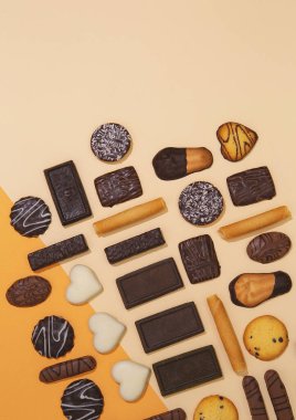 Çikolatalı kurabiyeler arka planı karıştırıyor. Çikolata aşığı tasarımı. En az sanat eseri. Tatil zamanı, kış Noel 'i duvar kağıdını kutlarken