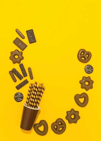 Biscuits Chocolat Mélange Tasse Plastique Bonbons Concept Amoureux Sucre Minimal — Photo