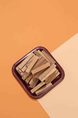 Waffle ve plastik tabak düz yerde yatıyordu. En az gıda sanatı tarzında. Tatlı sevgili konsepti, şekerci dükkanı, kalori, diyet konsepti, şık duvar kağıdı.