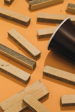 Waffle ve kahve fincanı düzdü. En az gıda sanatı tarzında. Tatlı sevgili konsepti, şekerci dükkanı, kalori, diyet konsepti minimalist stil duvar kağıdı