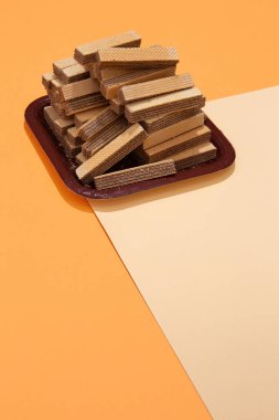 Waffle plastik tabak. Minimum gıda sanatı moda sahnesi. Tatlı sevgili konsepti, şekerci dükkanı, kalori, diyet konsepti, şık duvar kağıdı.