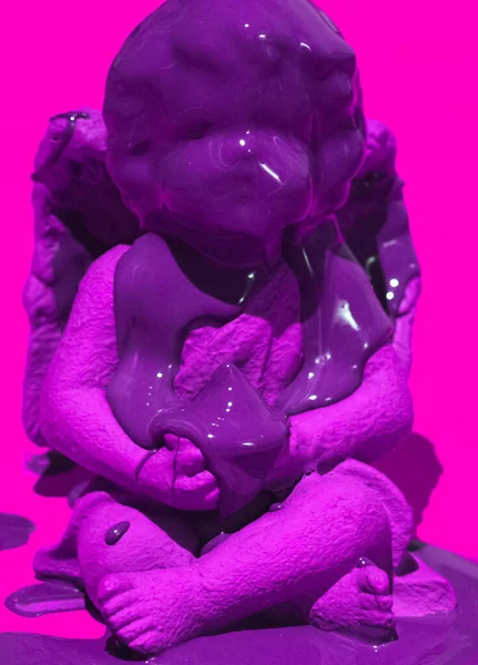紫色の創造的な塗料でエンジェルフィギュア スタイリッシュな色混合壁紙 — ストック写真