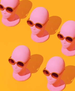 Moda mankeni kızlar şık yaz gözlüğü takıyor. Parti dükkanı, tatil, tatil konsepti. Minimalist izometrik duvar kağıdı. Retro aşıları.