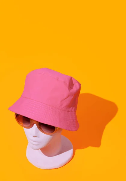 Muchacha Moda Maniquí Gafas Sol Verano Con Estilo Sombrero Cubo —  Fotos de Stock