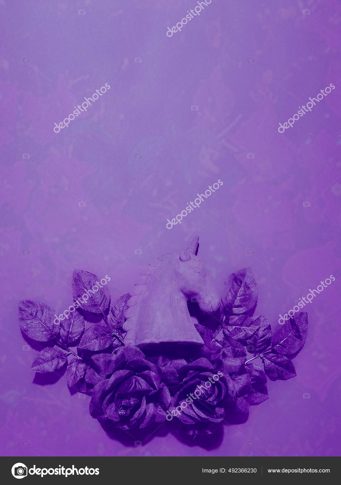 Flores Roxas Composição Decoração Unicórnio Fundo Monocromático Elegante  Papel Parede — Foto © Porechenskaya #492366230, image size:1197x1700