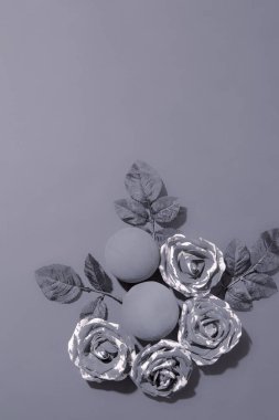 Tek renkli arka planda siyah çiçek dekoru kompozisyonu. Kaliteli düz duvar kağıdı