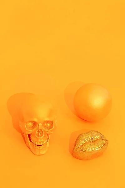 Moda Crânio Dourado Lábios Bola Fundo Amarelo Férias Halloween Conceito — Fotografia de Stock