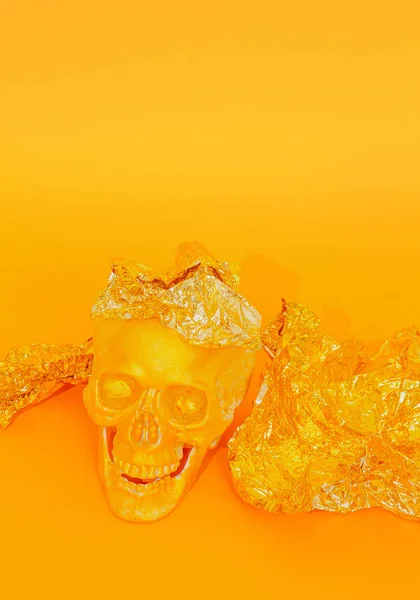 Caveira Ouro Moda Papel Presente Fundo Amarelo Férias Halloween Conceito — Fotografia de Stock