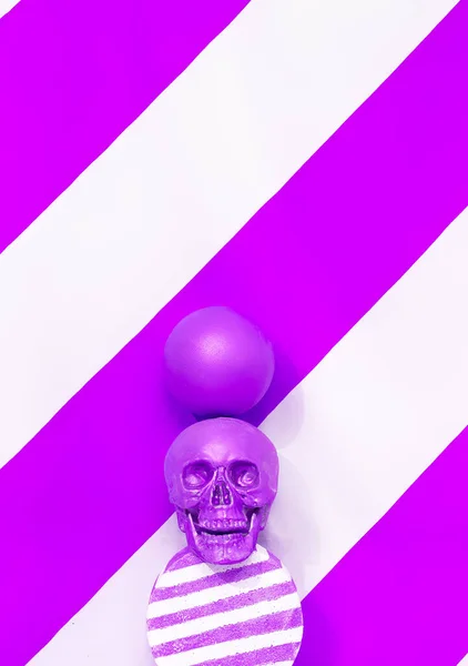 Moda Crânio Roxo Bolas Espaço Geométrico Férias Halloween Conceito Festa — Fotografia de Stock