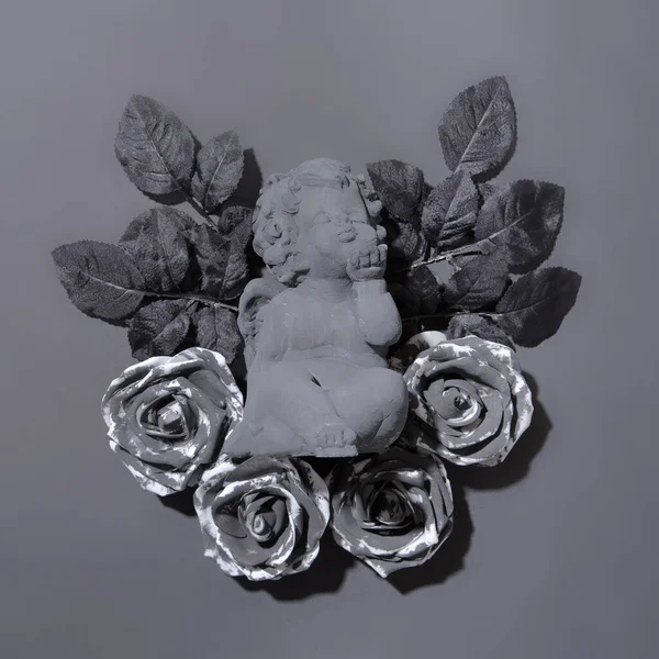 Zwarte Bloemen Engel Decor Compositie Monochrome Achtergrond Stijlvolle Platte Lay — Stockfoto