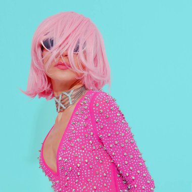 Disko Seksi Kadın beyaz stüdyoda poz veriyor. Pembe retro titreşimler. 80 'lere geri dönelim. Kulüpleme cazibesi tarzı