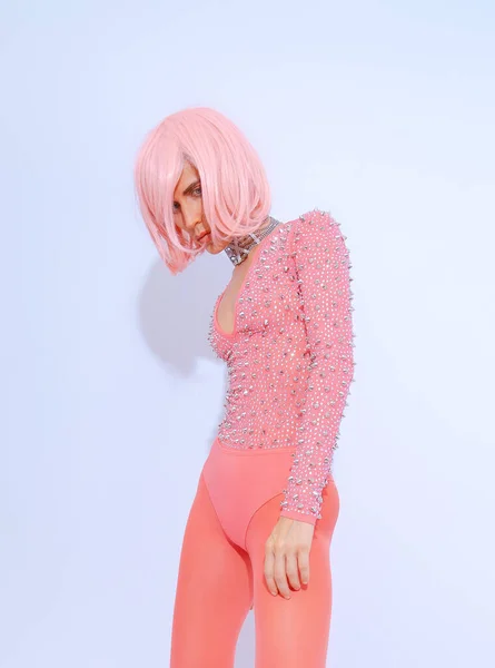 Disco Lady Posing White Studio Pink Back 80S Look Retro — Stock Photo, Image