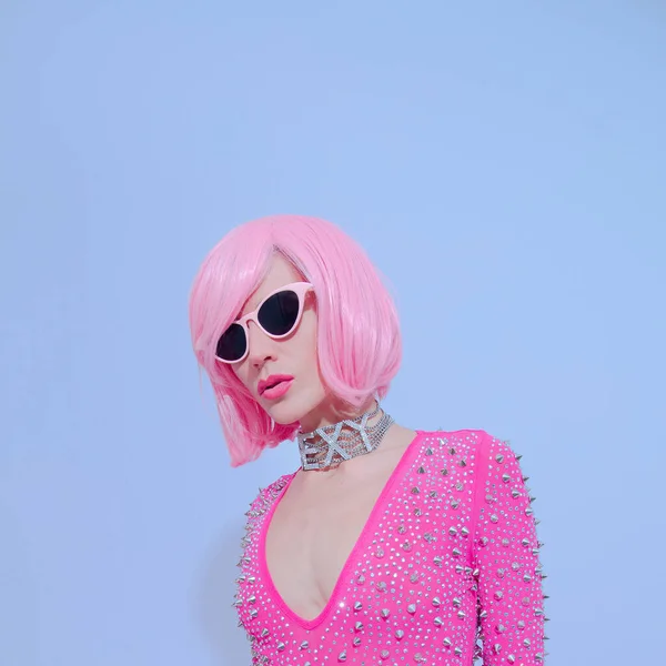 迪斯科性感女士在白色工作室摆姿势 粉红80年代的样子 复古时尚 俱乐部的魅力风格 — 图库照片