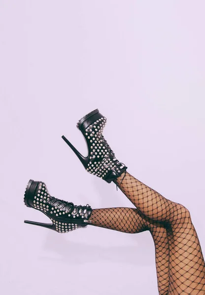 Unrecognizable Woman Legs Trendy Fashion Boots White Studio Clubbing Party — Stock Photo, Image