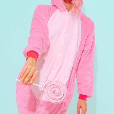 Tanımlanamayan pembe pijamalı parti kızı. Lolipop sever. Çok az. Ev Gevşeme tarzı. Kigurumi dükkanı.