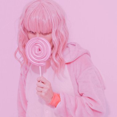 Pembe pijamalı parti kızı. Lolipop sever. Ev Gevşeme tarzı. Kigurumi dükkanı.
