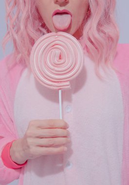 Neşeli Pembe Pijamalı Parti Kızı. Lolipop sever. Ev Gevşeme tarzı. Kigurumi dükkanı konsepti