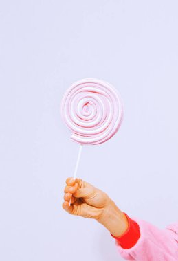 Pembe Pijamalı Parti Kızı elinde lolipop şekeri aşığı. Ev Gevşeme tarzı. Kigurumi dükkanı konsepti
