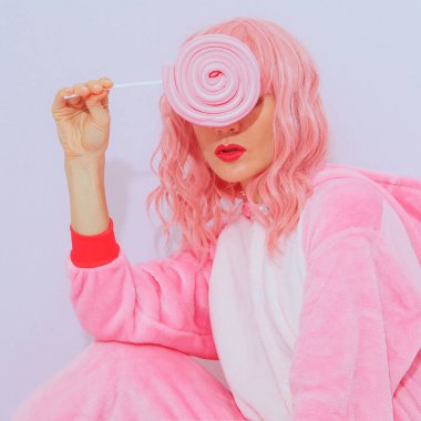 Güzel Pembe Pijamalı Parti Kızı. Lolipop sever. Ev Gevşeme tarzı. Kigurumi dükkanı konsepti