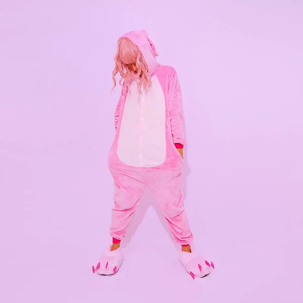 Beyaz Stüdyoda Poz Veren Pembe Pijamalı Parti Kızı Rahatlığı Moda — Stok fotoğraf