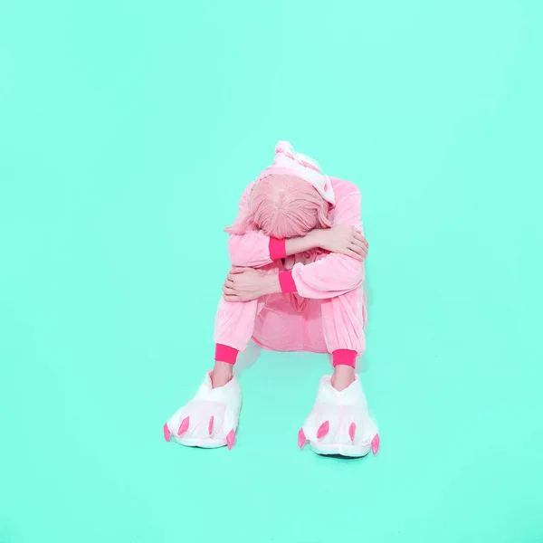 ピンクのパジャマパーティーガール ホームリラックスファッションスタイル キグルミ店のコンセプト — ストック写真