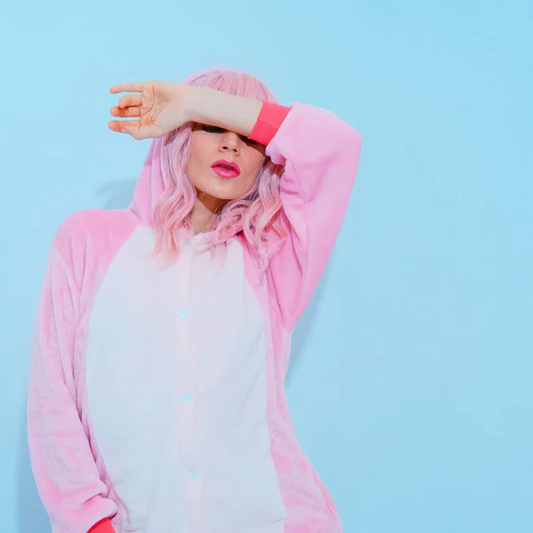 Pembe Pijamalı Parti Kızı Rahatlığı Moda Tarzı Kigurumi Dükkanı Konsepti — Stok fotoğraf