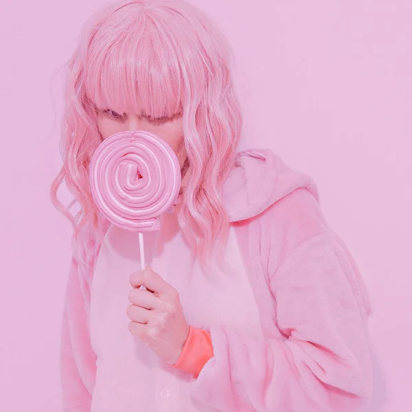 Pembe Pijamalı Parti Kızı Lolipop Sever Gevşeme Tarzı Kigurumi Dükkanı — Stok fotoğraf