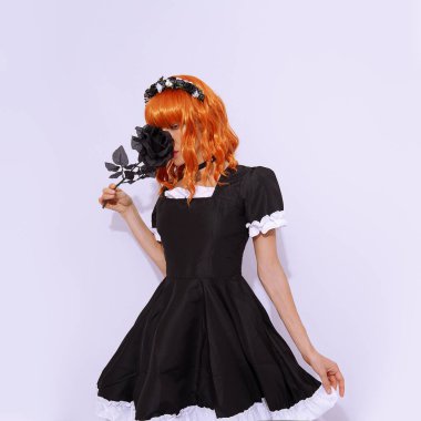 Gotik tarzda şehvetli bir kadın. Moda aksesuarları tıkayıcı ve el bandı