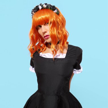 Gotik tarzda şehvetli bir kız. Moda aksesuarları tıkayıcı ve el bandı