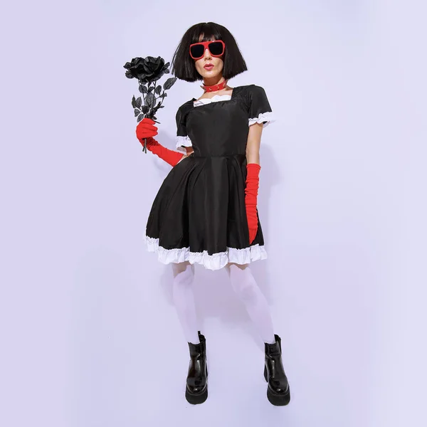 Demoniske Gotiske Brunettedame Som Poserer Hvitt Studio Rollespill Halloween Festbutikktilbehør – stockfoto