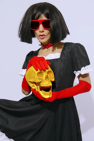 Demonic Brunette Girl Red Gloves Holding Gold Skull Role Playing — Φωτογραφία Αρχείου
