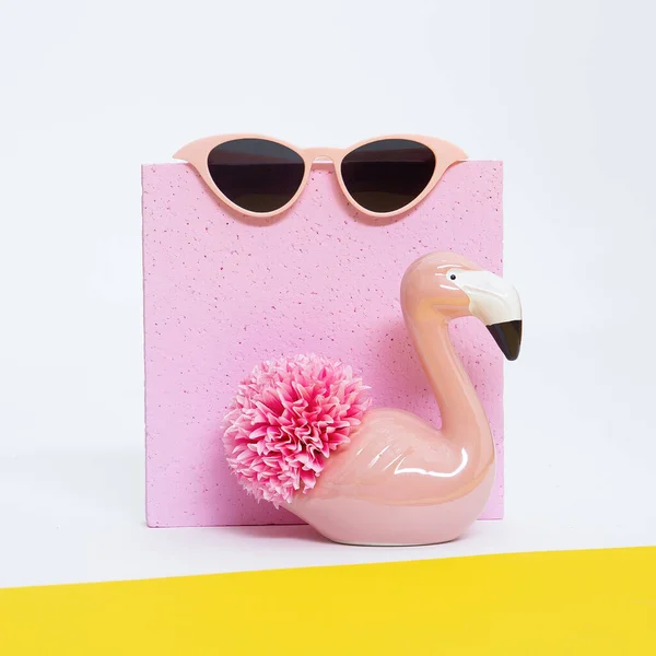 Playa Verano Escena Vacaciones Moda Flamingo Gafas Sol Ambiente Tropical —  Fotos de Stock