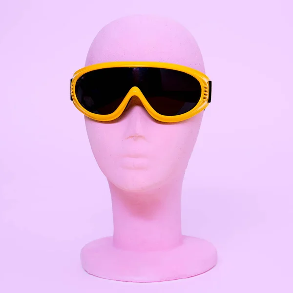 Chica Moda Maniquí Gafas Sol Deportivas Con Estilo Estilo Snowboard —  Fotos de Stock