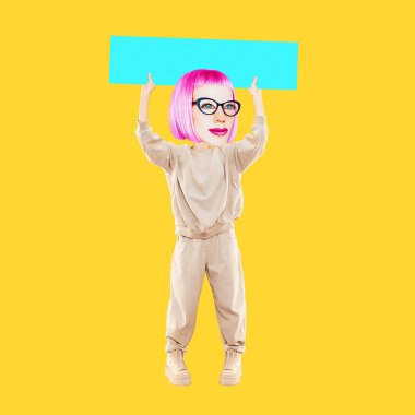 Komik kolaj sahnesi. Kız karakter pankartı taşıyor. Sosyal ağlar, tanıtım kavramı