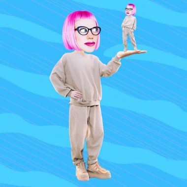 Komik kolaj sahnesi. Comic Girl karakterleri senin küçük versiyonunu tutuyor. Sosyal ağlar, tanıtım konsepti, kurslar, istişareler, koçluk, psikoloji