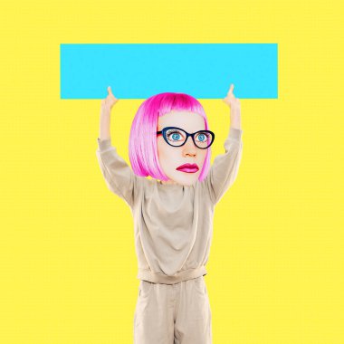 Komik kolaj sahnesi. Çizgi roman karakterleri pankart taşıyor. Sosyal ağlar, tanıtım konsepti, kurslar, istişareler, koçluk