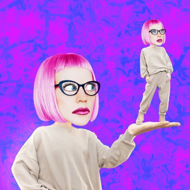 Komik kolaj sahnesi. Comic Girl karakterleri senin küçük bir versiyonunu tutuyor. Sosyal ağlar, tanıtım konsepti, kurslar, istişareler, koçluk,