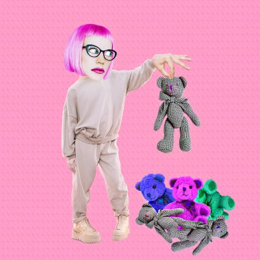 Komik kolaj sahnesi. Mutsuz Çizgi Roman Kız karakterleri hediye ayı oyuncağı bulundurur. İlişki, Banal hediyeler, Kişilik Psikolojisi konsepti