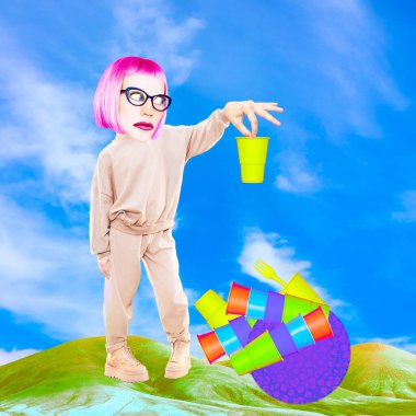 Kolaj asgari düzeyde. Çizgi Romancı Mutsuz Kız plastik tabak taşıyor. Ekolojik sorunlar, gezegeni kurtarmak, küresel ısınma kavramı