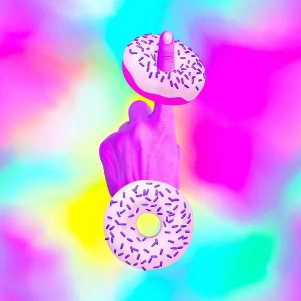 当代最小的艺术拼贴 手和甜甜圈在幻想空间 卡路里 不健康食物概念 — 图库照片