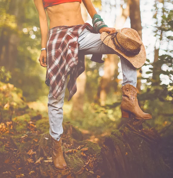 Estilo cowboy de outono. Botas de cowboy na floresta — Fotografia de Stock