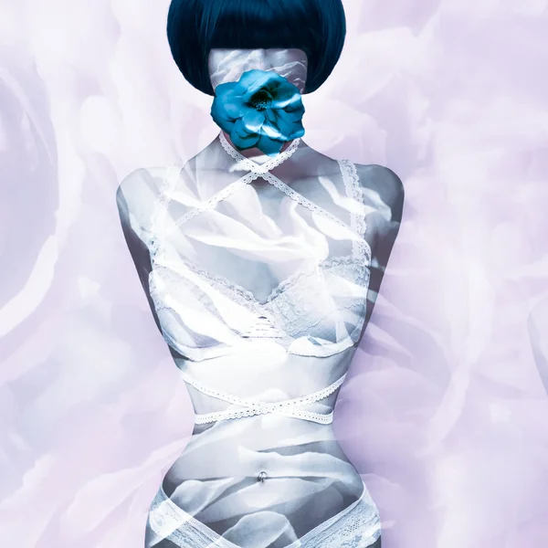 Retrato de lujo de dama de moda fría con flor —  Fotos de Stock