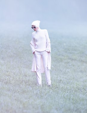 soğuk Moda Bayan sonbahar ormanın içinde göz kamaştırıcı beyaz bir elbise içinde