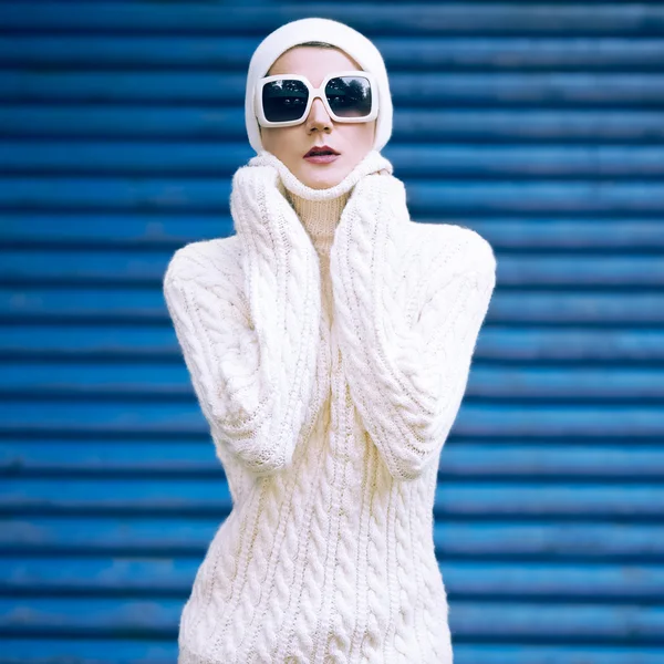 Retrato elegante senhora outono em branco roupas glamourosas em um fundo azul — Fotografia de Stock