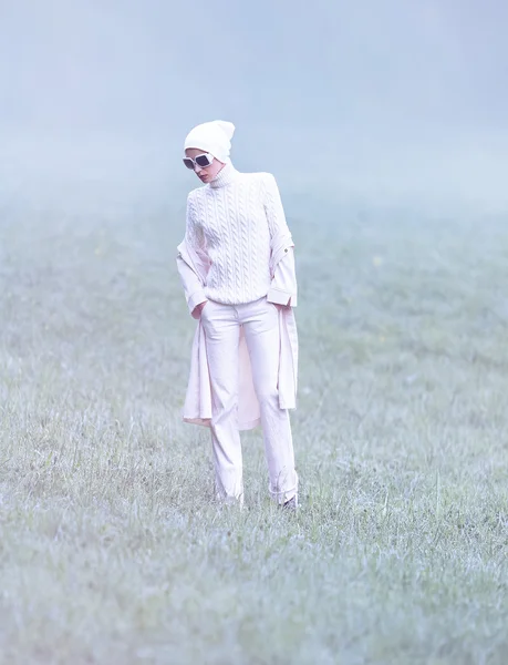 Senhora de moda fria em um vestido branco glamouroso na floresta de outono — Fotografia de Stock