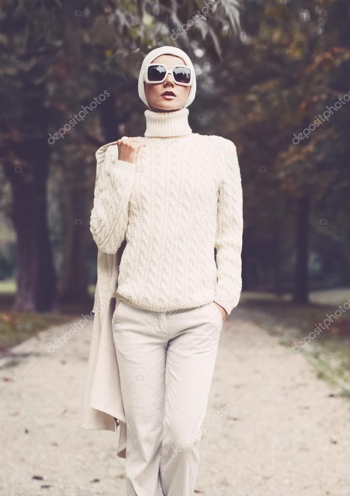 Portrait stylish lady in white glamorous clothes. Fall urban style