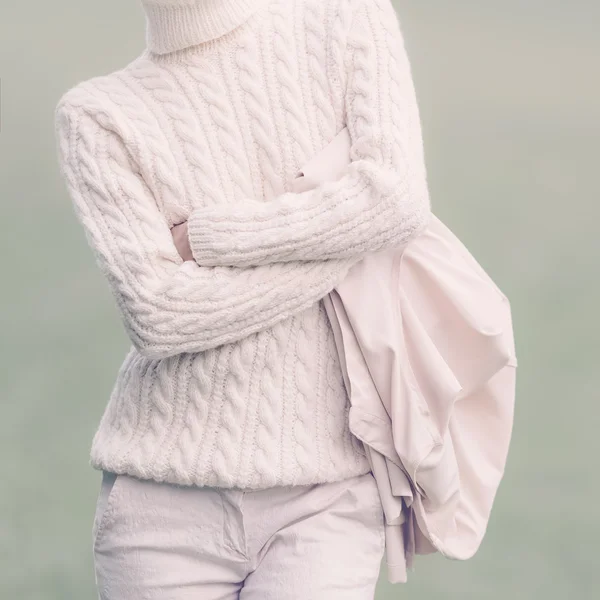 Mujer con estilo en ropa glamorosa blanca. Otoño Moda invierno st — Foto de Stock